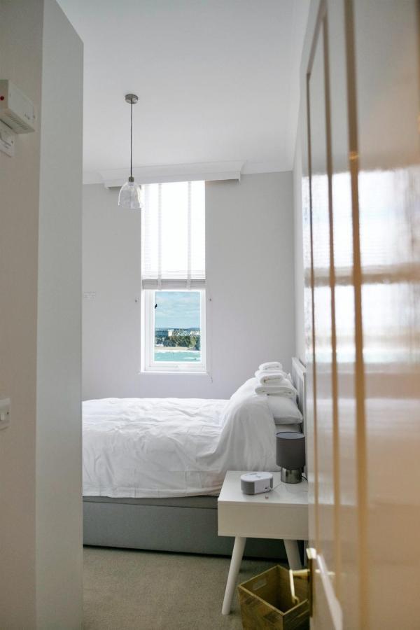 Finest Retreats - Tides - Luxury Sea Views *