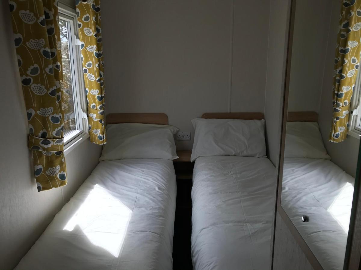 Exclusive 3 Bedroom Caravan, Sleeps 8 People At Parkdean Newquay Holiday Park, Cornwall, Uk Holiday home *