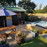The Old Potting Shed With Hot Tub. Colan, Newquay.