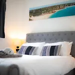 Seaview, Luxury Apartment, 2 Min Walk To Porth Beach