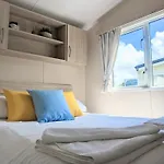 Large 4 Person Couples And Family Caravan In Newquay Bay Resort
