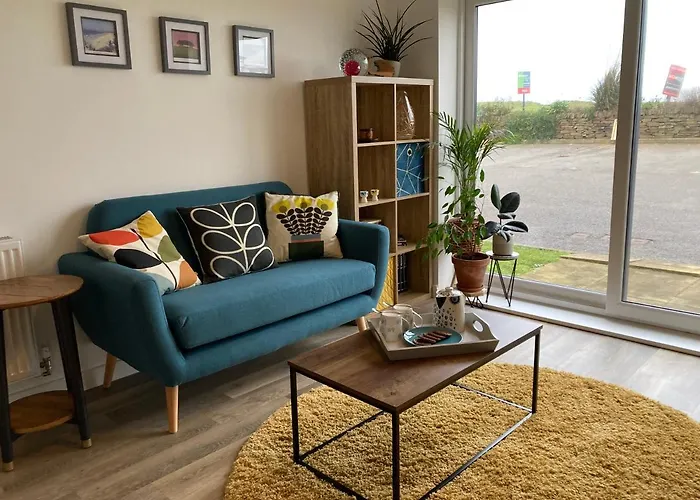 Dog Friendly Stylish Modern Flat, Near Beach
