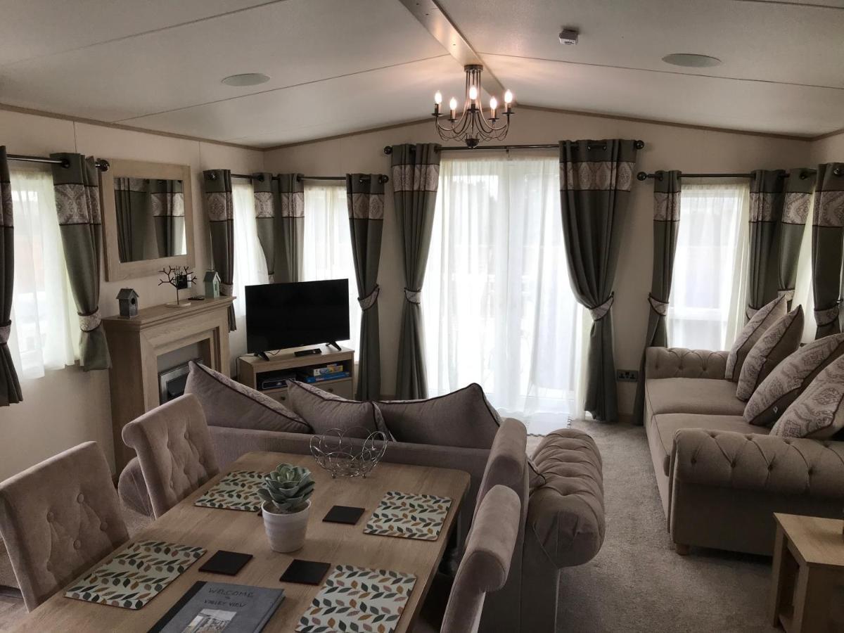 Valley View With A Luxurious Hot Tub Holiday home