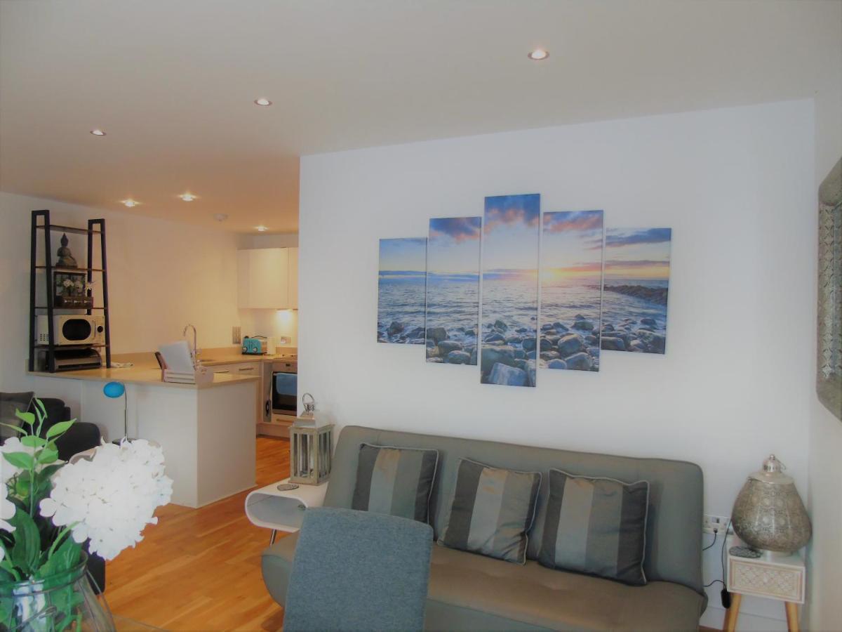 Seaview, Luxury Apartment, 2 Min Walk To Porth Beach Apartment *