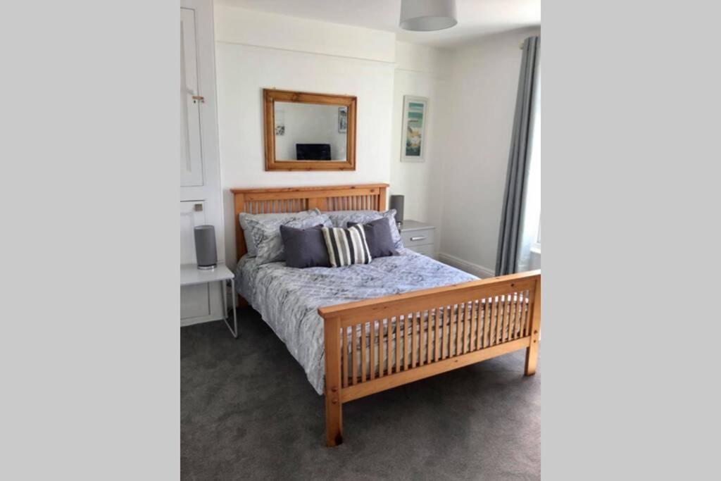 Large 5 Bed 3 Bath House 300 Meters From And Restaurants Newquay (Cornwall)