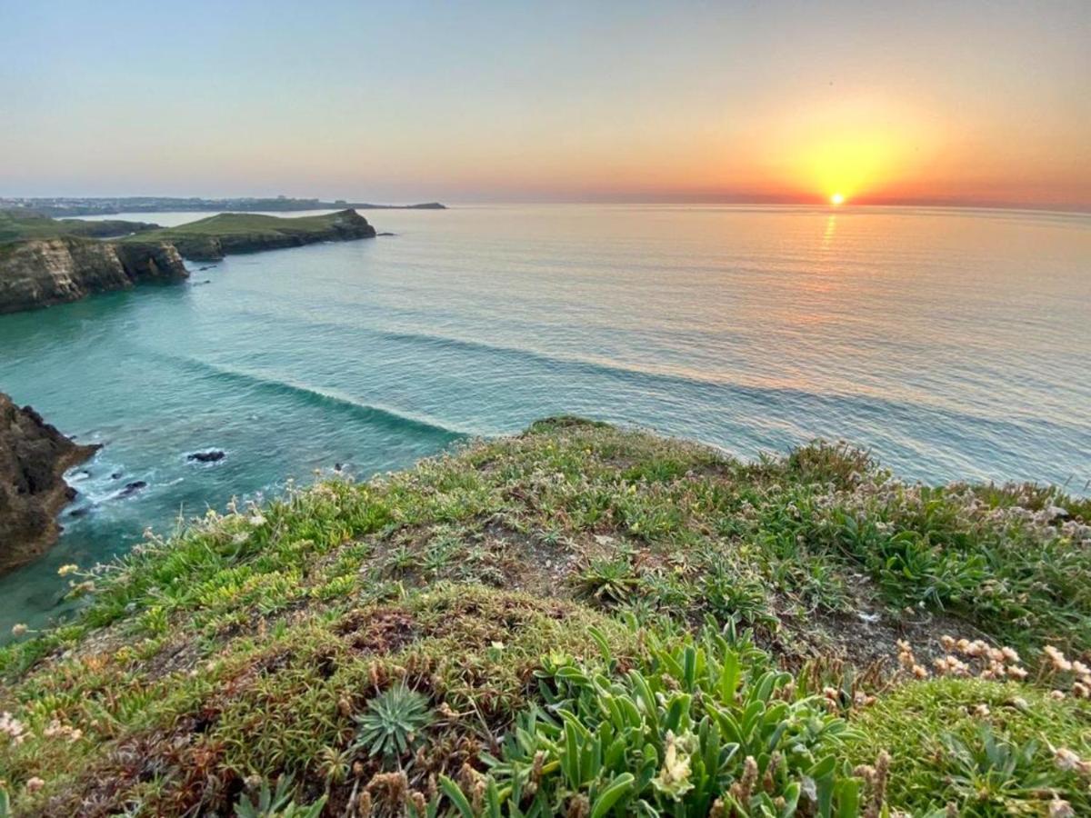 Sunset Waves Sea View Featuring Panoramic Views & Parking *