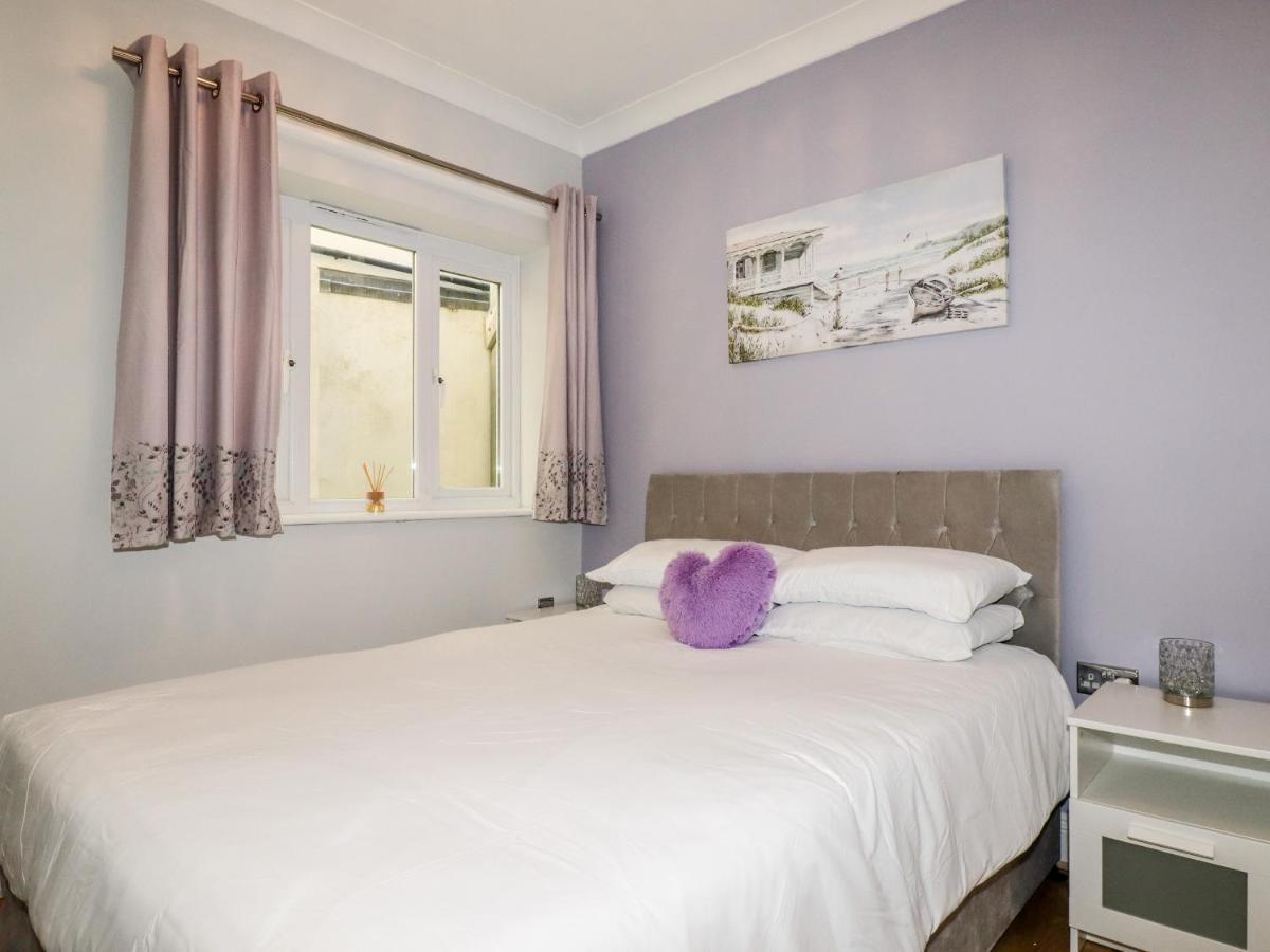 Flat 2 *