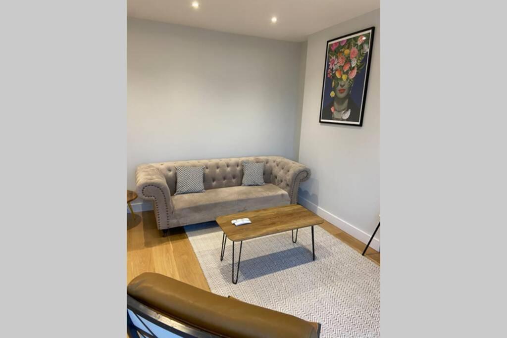 Apartment Spacious 1 Bedroom With Sea Views