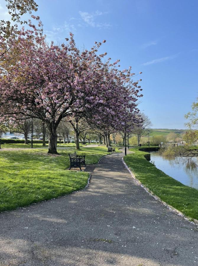 Apartamento 1 Chatsworth Riverscape - Riverview In Great Location With Free Parking Overlooking The Gannel Just A Short Walk From Newquays Incredible Beaches And Local Amenities New Quay