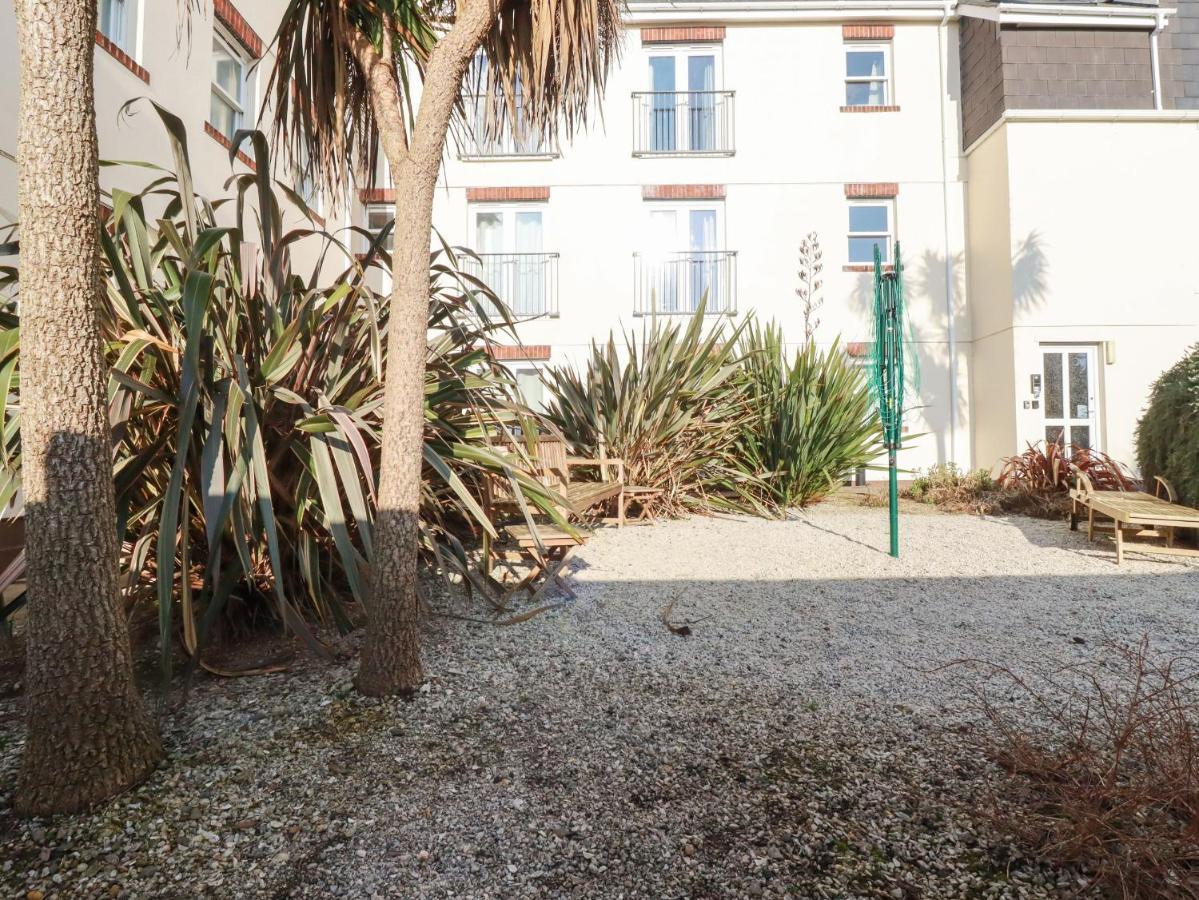 Flat 4 Apartment *