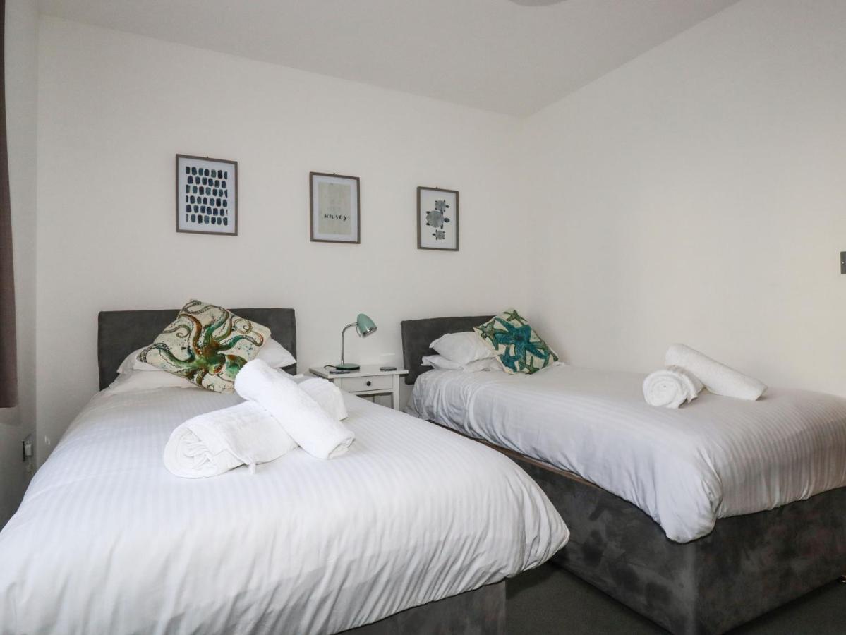 Flat 4 Apartment *