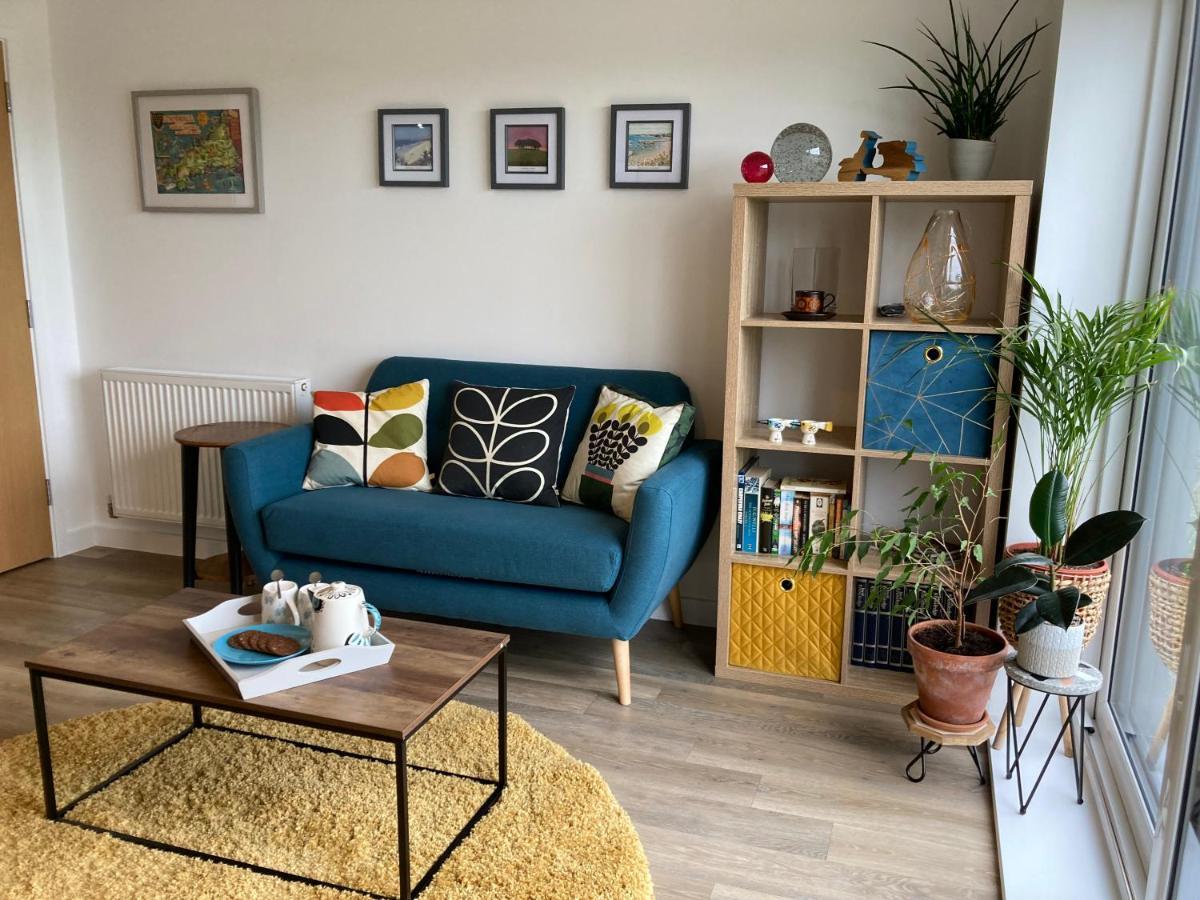 Dog Friendly Stylish Modern Flat, Near Apartment *