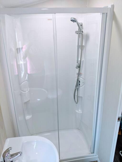 Large 4 Person Couples And Family Caravan In Newquay Bay
