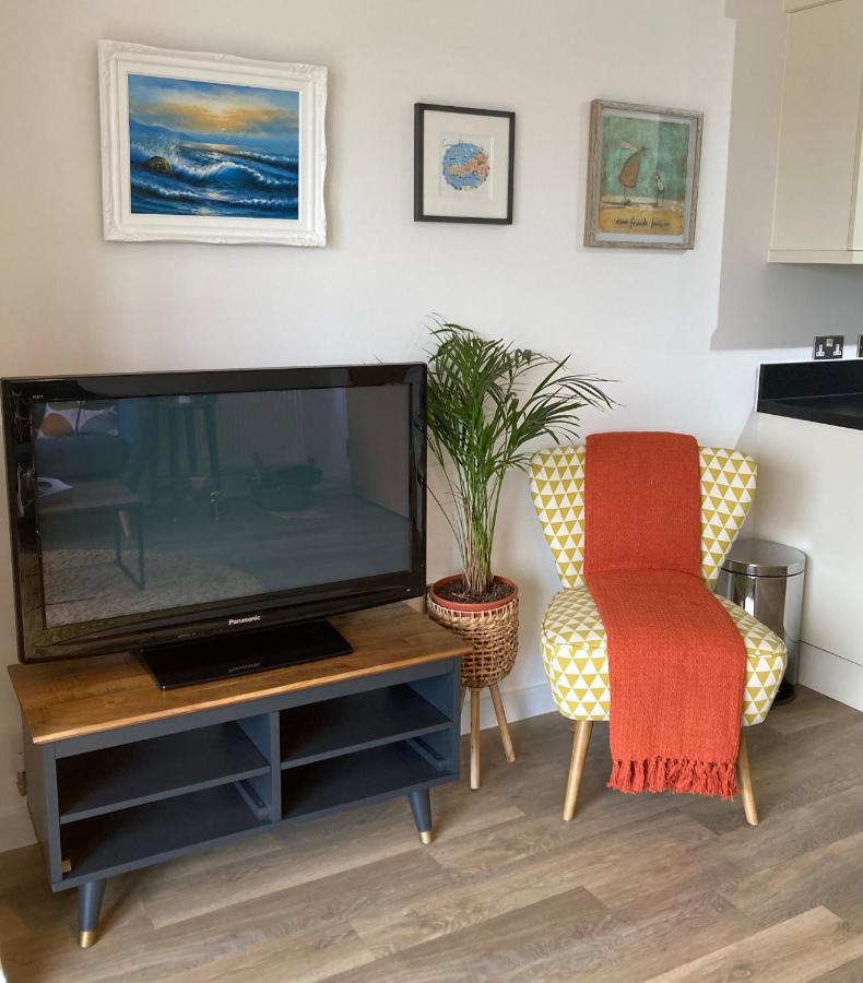 Dog Friendly Stylish Modern Flat, Near *