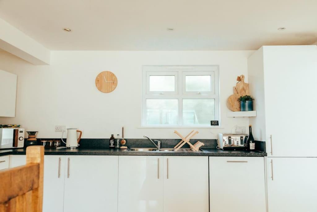The Hideout - Newquay - Fully Stocked Eco Escape *