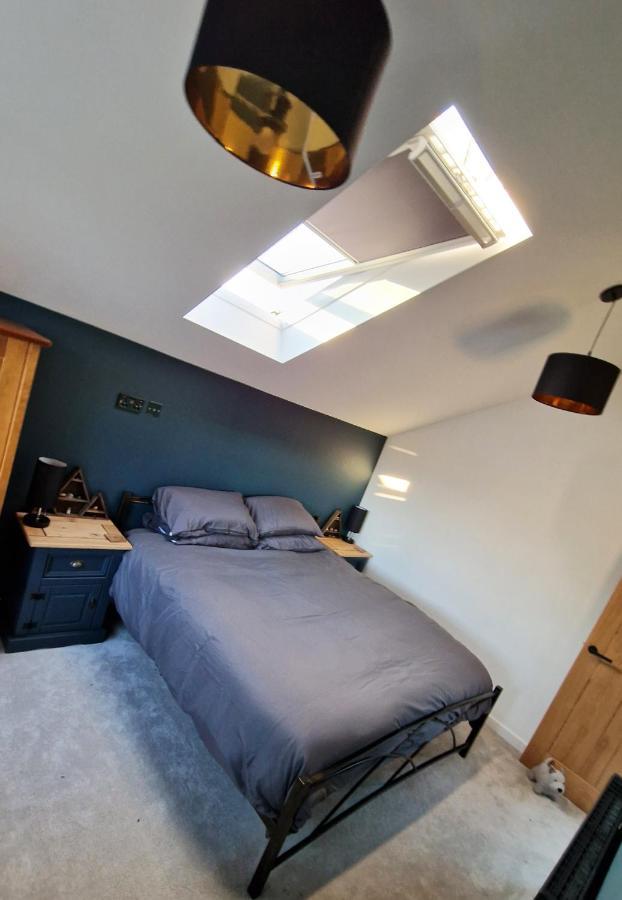 Town Location - 5 Min Walk To - Dog Friendly Holiday home *