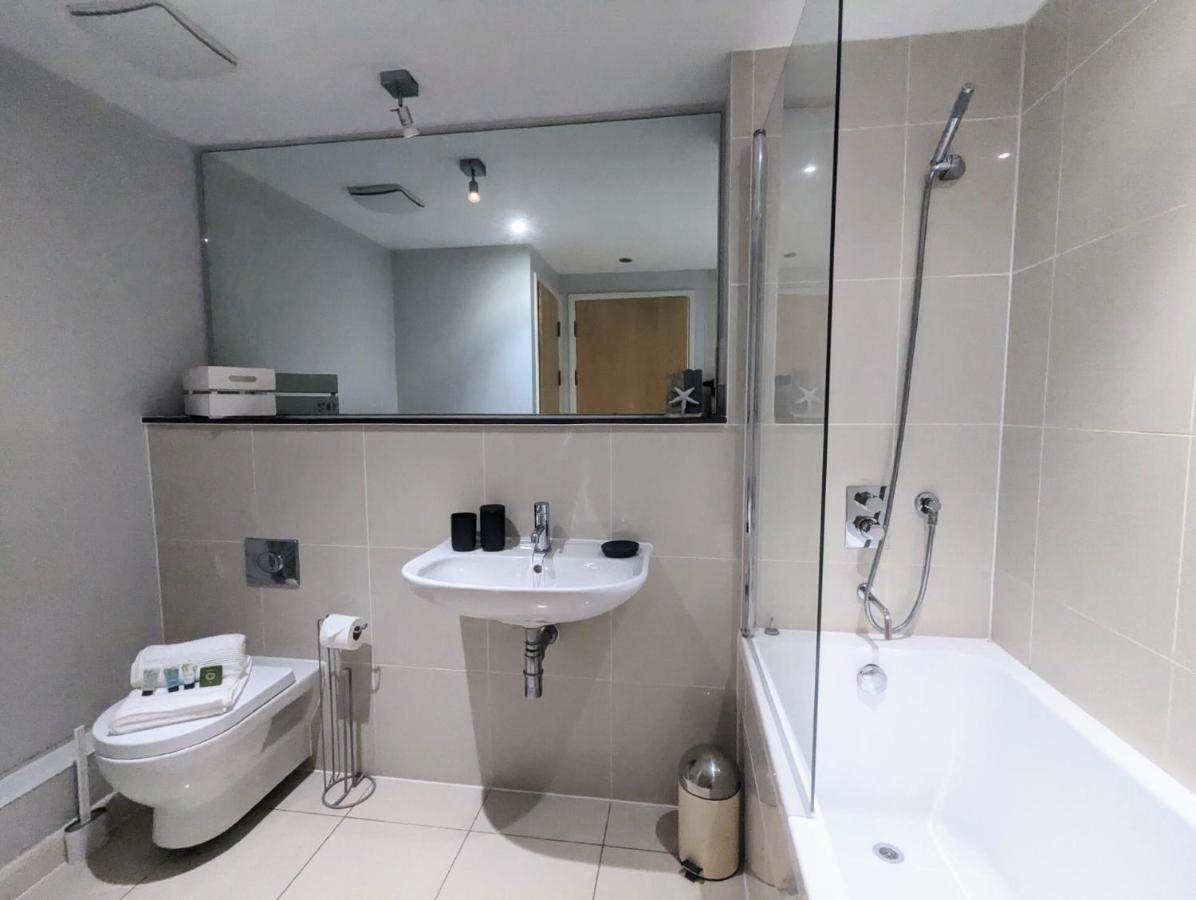 100m From Fistral Beach- Underground Parking-surf Shower & Locker- Sleeps 6 Apartment
