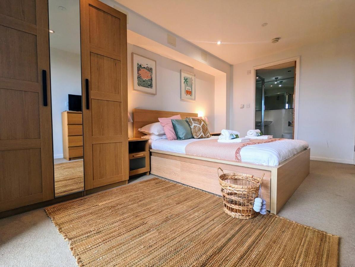 100m From Fistral Beach- Underground Parking-surf Shower & Locker- Sleeps 6 *