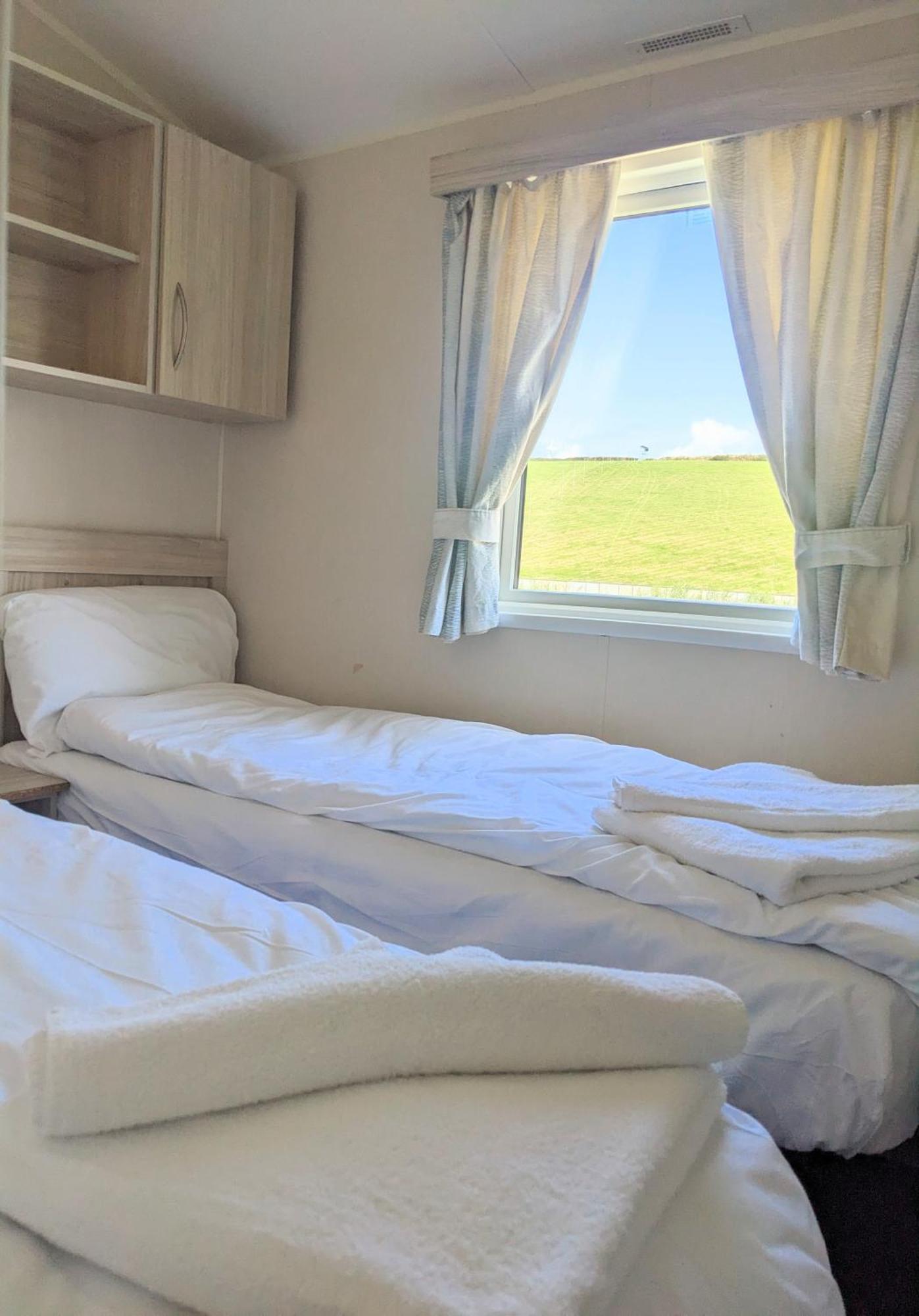 Large 4 Person Couples And Family Caravan In Newquay Bay