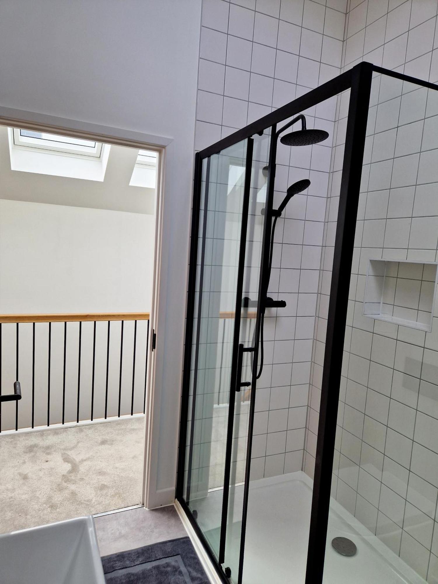 Town Location - 5 Min Walk To - Dog Friendly *