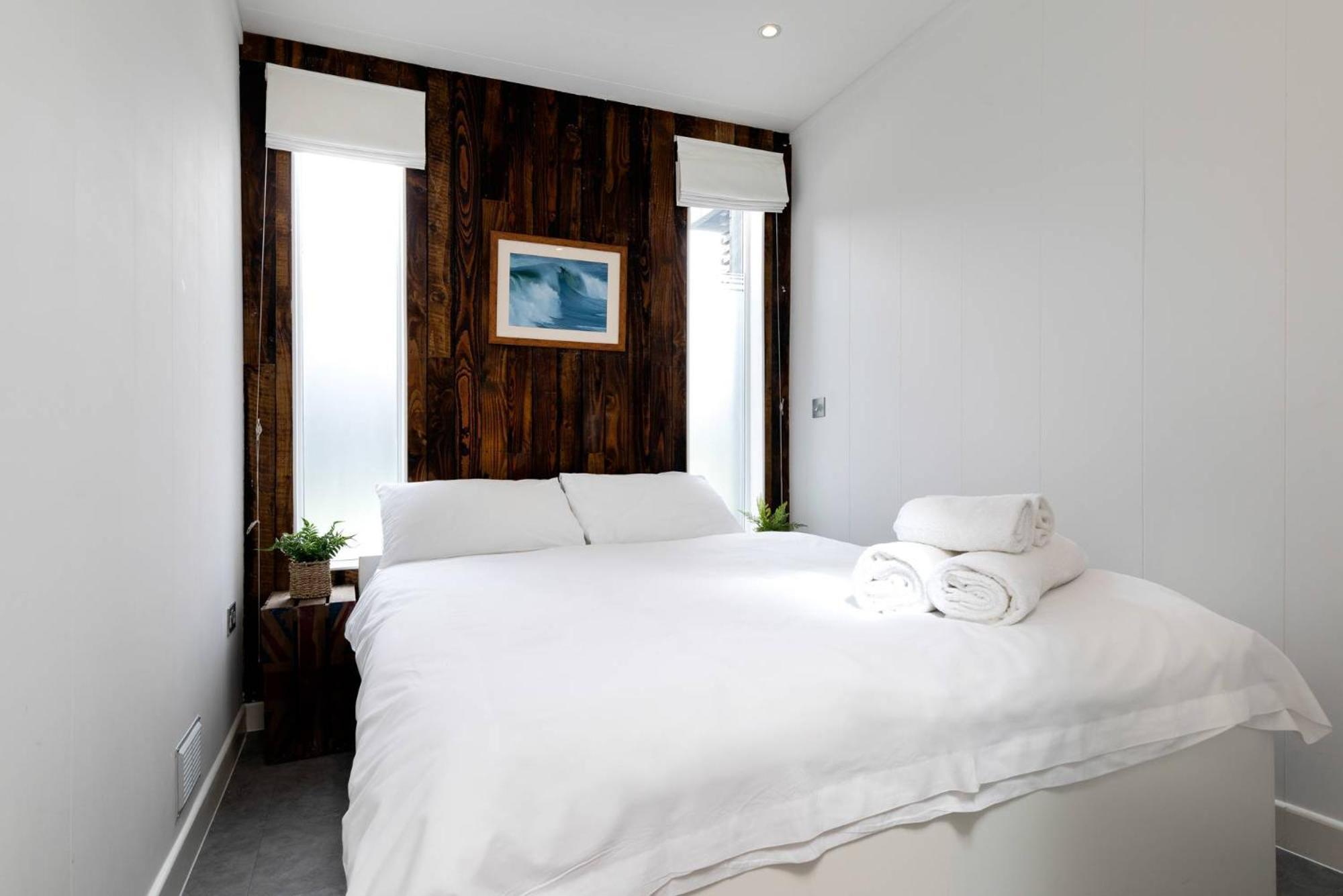 Dry Dock Apartment *