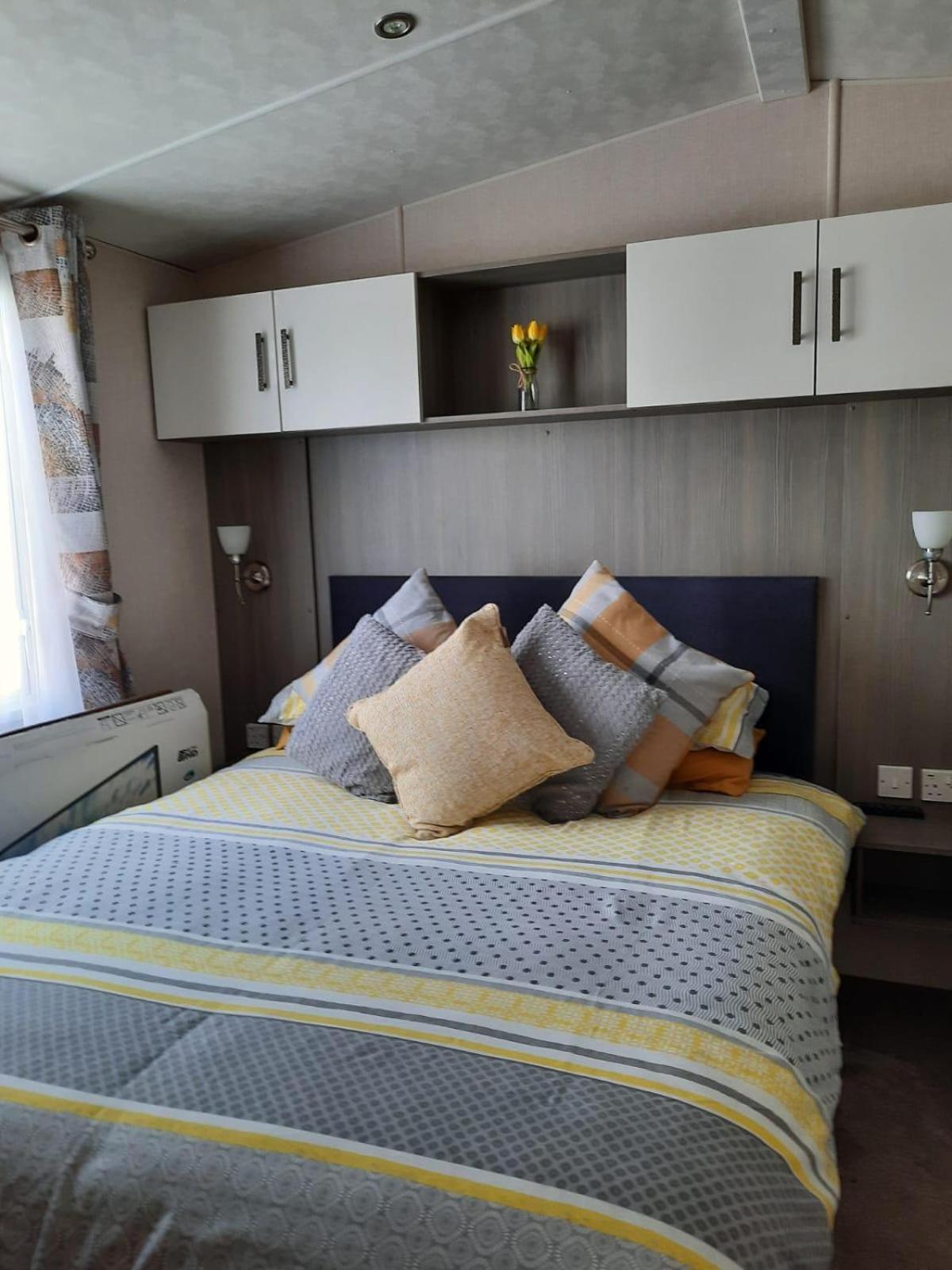Sunset Retreat Caravan With Large Wrap Around Decking Newquay (Cornwall)