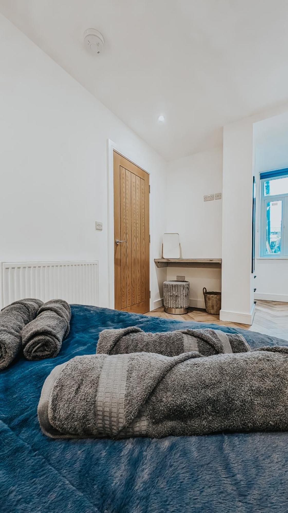 Holiday home Central Apartment- Stunning Sea Views- 100M To Beach- Brand New For 2025- Sleeps 6 *