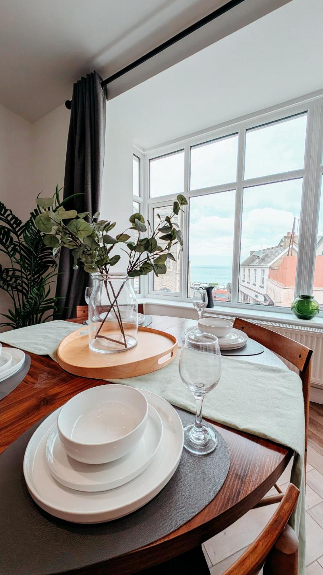 Central Apartment- Stunning Sea Views- 100M To Beach- Brand New For 2025- Sleeps 6 * Newquay (Cornwall)