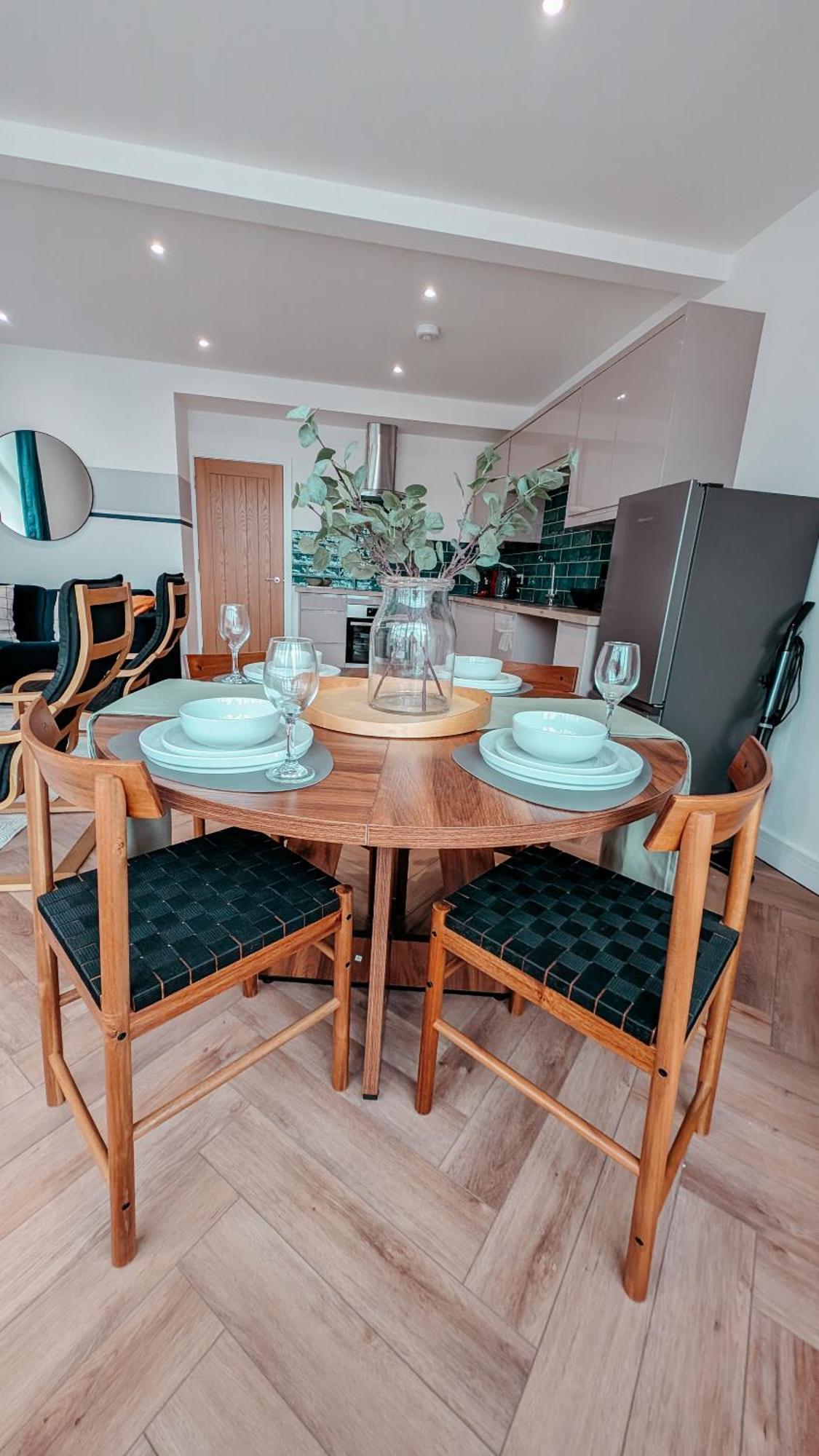 Holiday home Central Apartment- Stunning Sea Views- 100M To Beach- Brand New For 2025- Sleeps 6 *