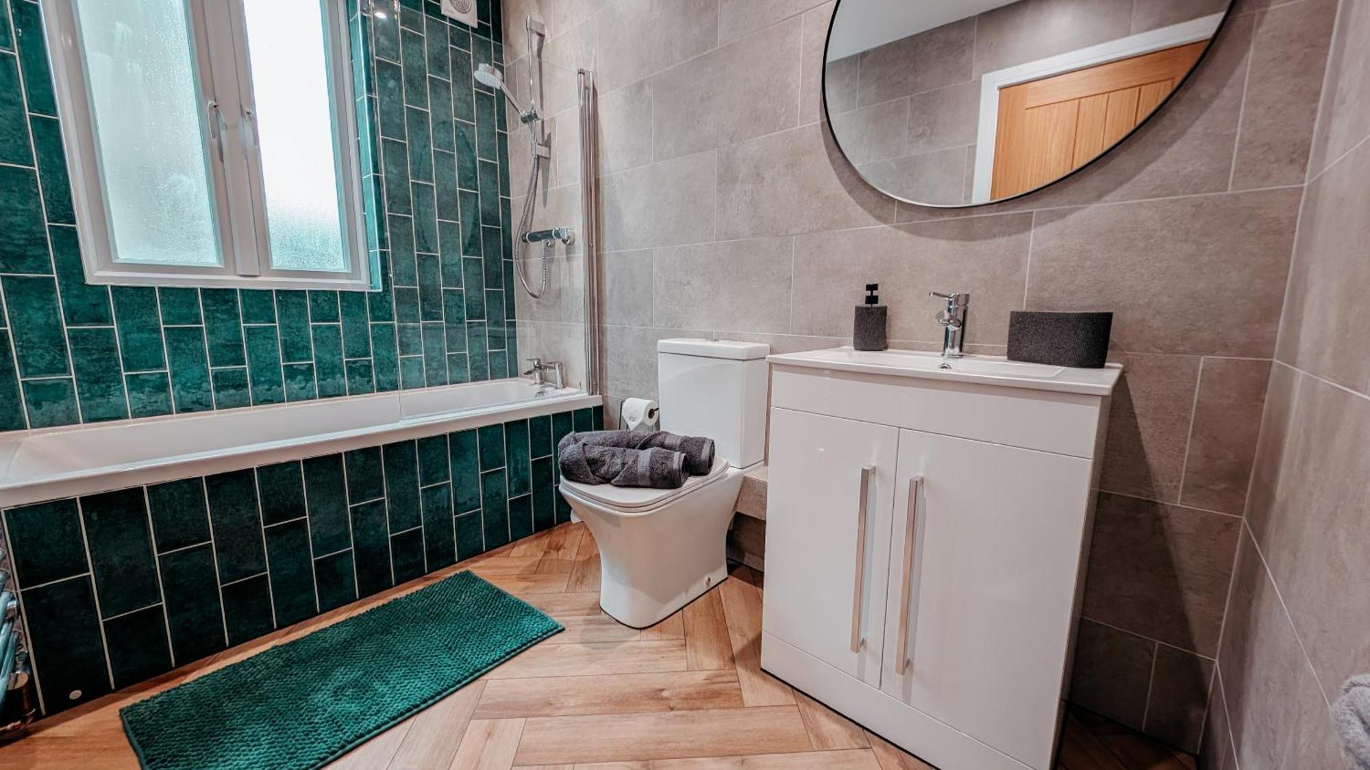 Holiday home Central Apartment- Stunning Sea Views- 100M To Beach- Brand New For 2025- Sleeps 6 *