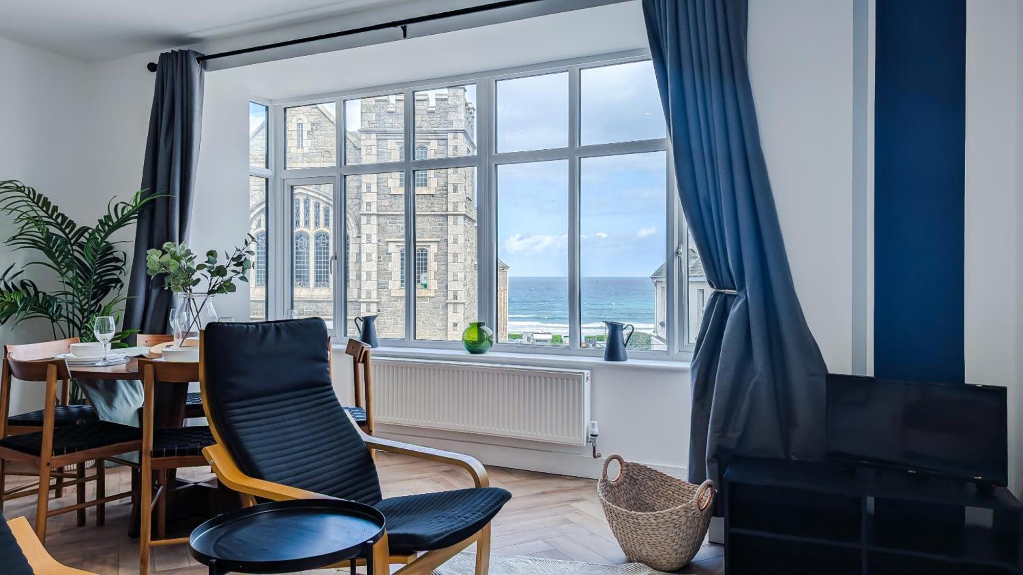 Central Apartment- Stunning Sea Views- 100M To Beach- Brand New For 2025- Sleeps 6 Holiday home Newquay (Cornwall)