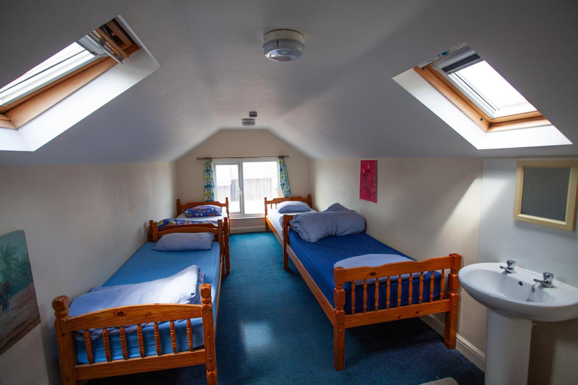 Breakwater Hostal *