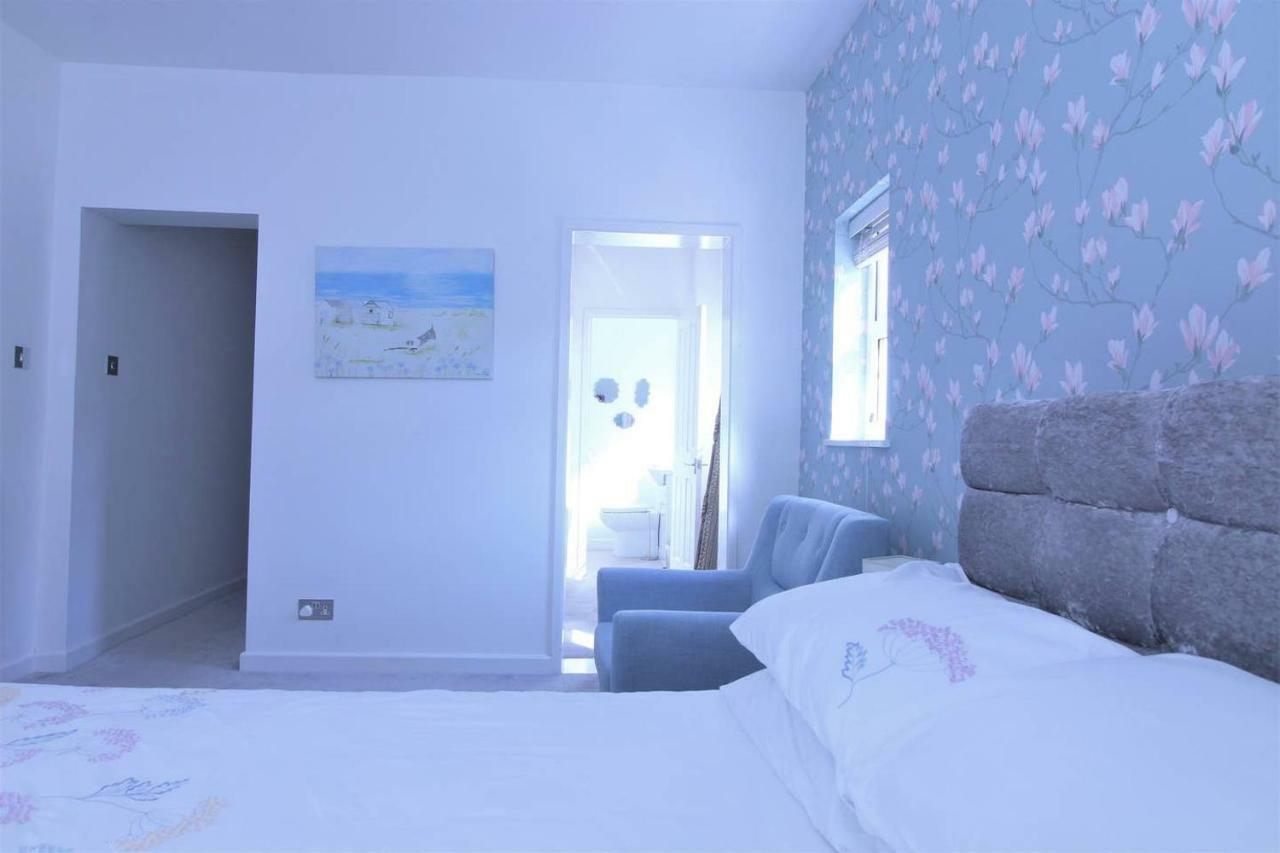 Сasa de vacaciones Newquay Escape, 5 Spacious Ensuite Bedrooms & Parking- Simplycheckin *