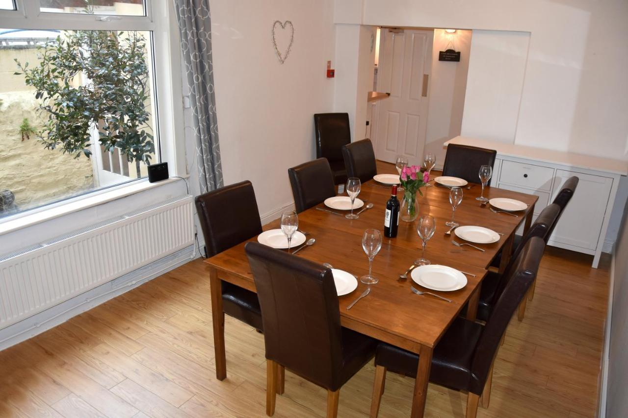 Сasa de vacaciones Newquay Escape, 5 Spacious Ensuite Bedrooms & Parking- Simplycheckin *