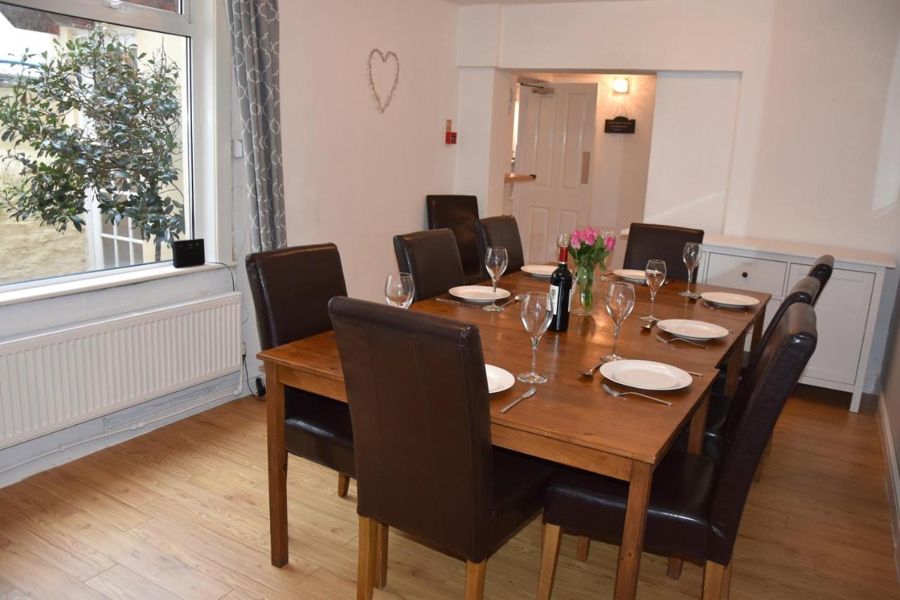 Newquay Escape, 5 Spacious Ensuite Bedrooms & Parking- Simplycheckin New Quay