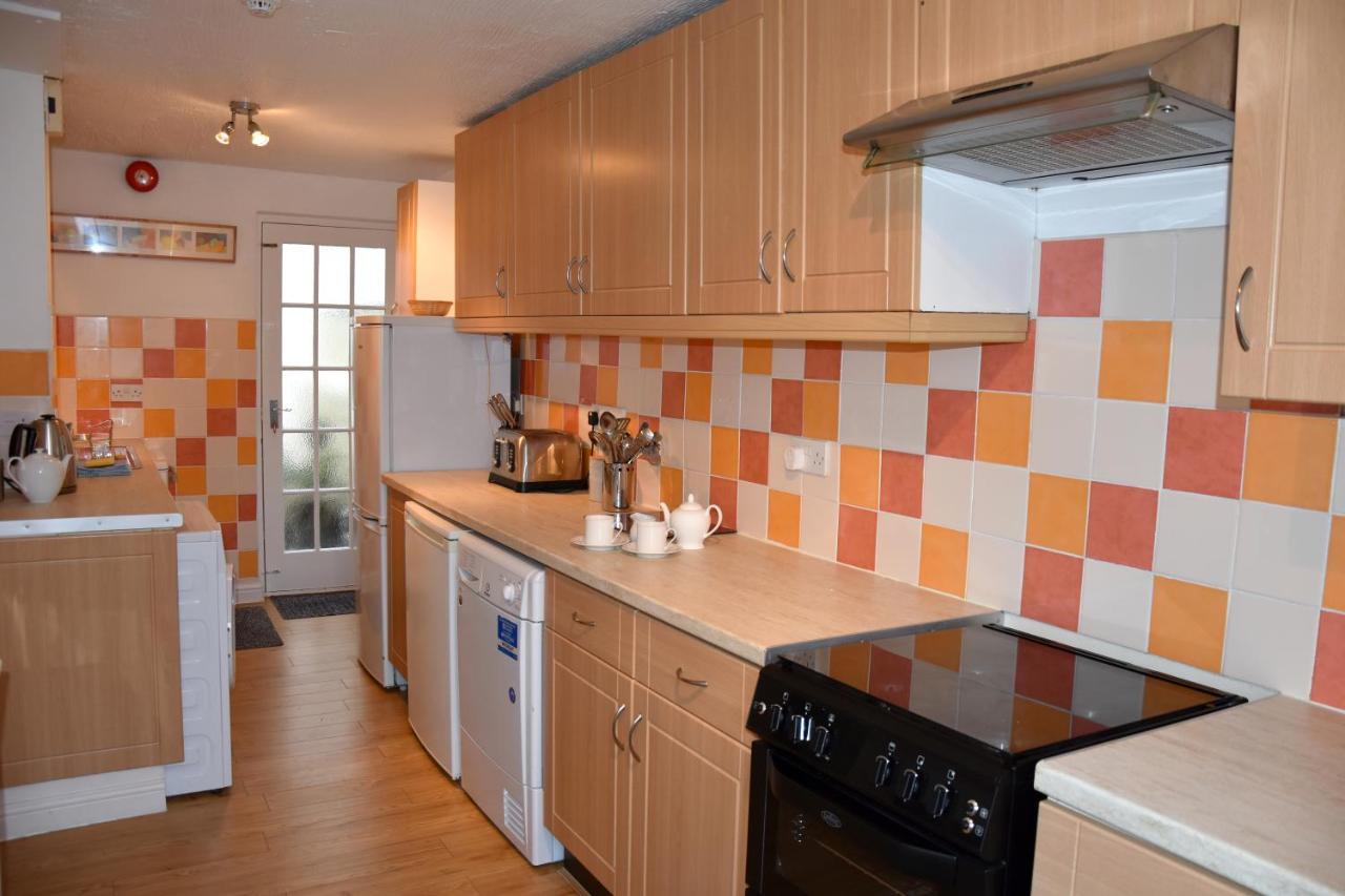 Newquay Escape, 5 Spacious Ensuite Bedrooms & Parking- Simplycheckin Сasa de vacaciones