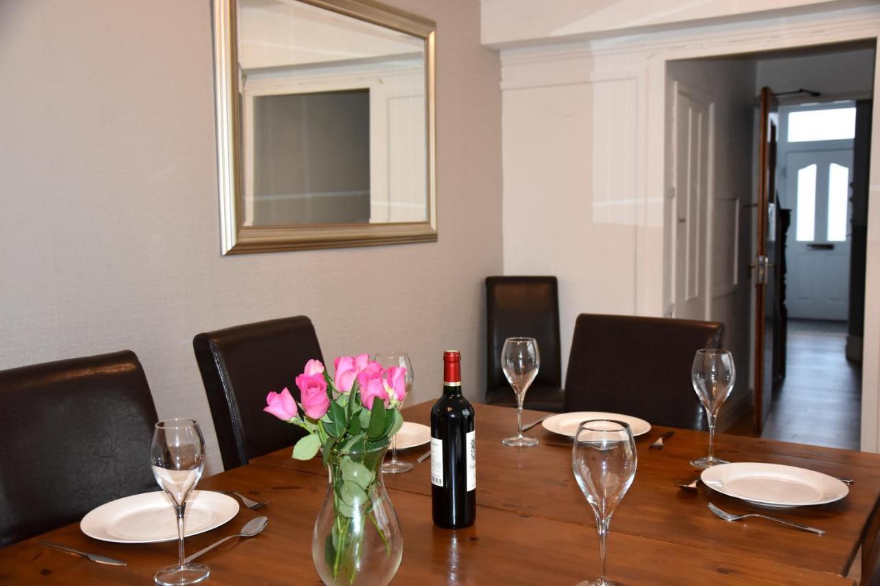 Newquay Escape, 5 Spacious Ensuite Bedrooms & Parking- Simplycheckin New Quay