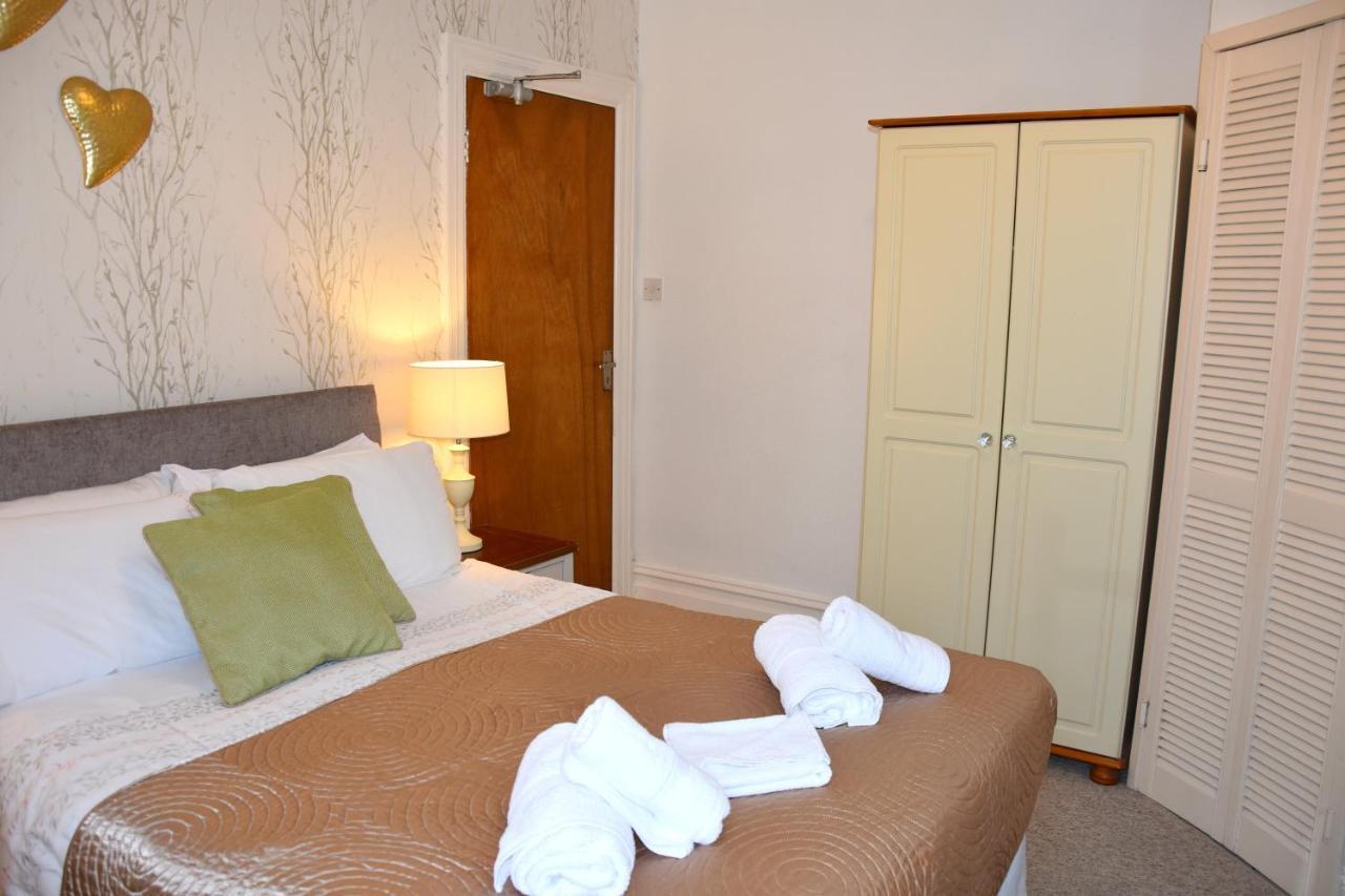 Newquay Escape, 5 Spacious Ensuite Bedrooms & Parking- Simplycheckin New Quay