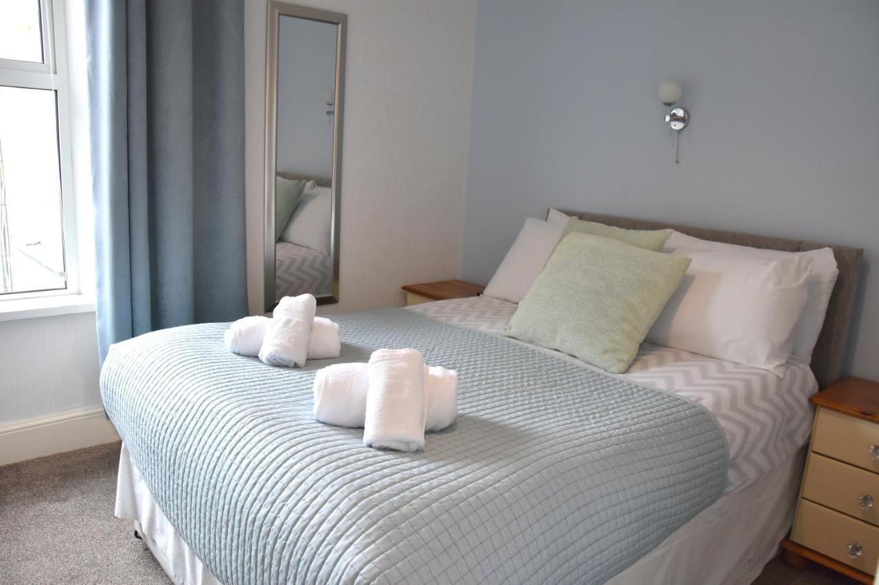 Newquay Escape, 5 Spacious Ensuite Bedrooms & Parking- Simplycheckin New Quay