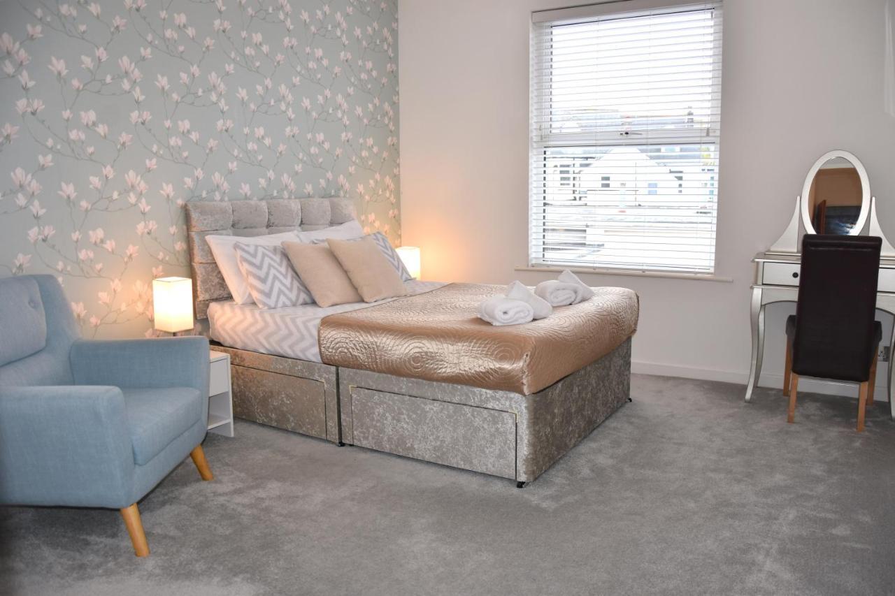 Сasa de vacaciones Newquay Escape, 5 Spacious Ensuite Bedrooms & Parking- Simplycheckin *