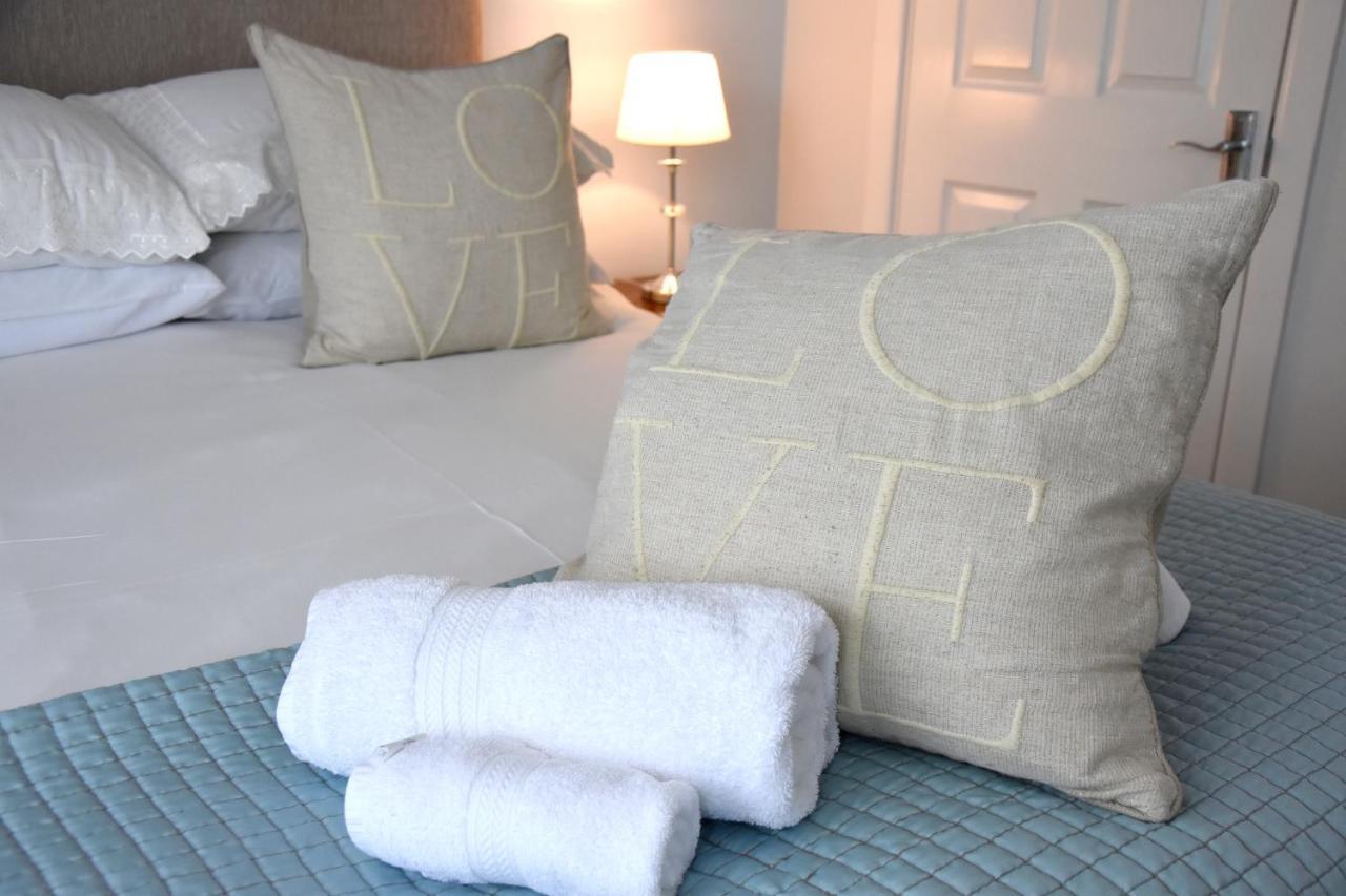 Newquay Escape, 5 Spacious Ensuite Bedrooms & Parking- Simplycheckin * New Quay
