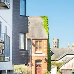 Quiet Family-Friendly Apartment 250 Metres From Beach And Town