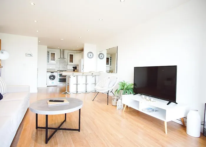 Stunning Two Bed Sea View Apartment With Pool & Gym