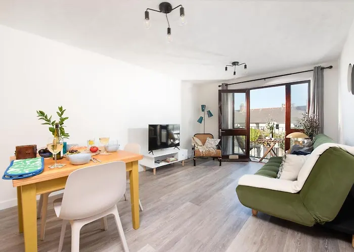 Quiet Family-Friendly Apartment 250 Metres From Beach And Town