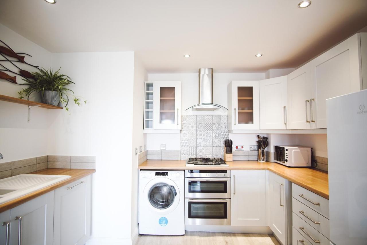 Apartment Stunning Two Bed Sea View With Pool & Gym