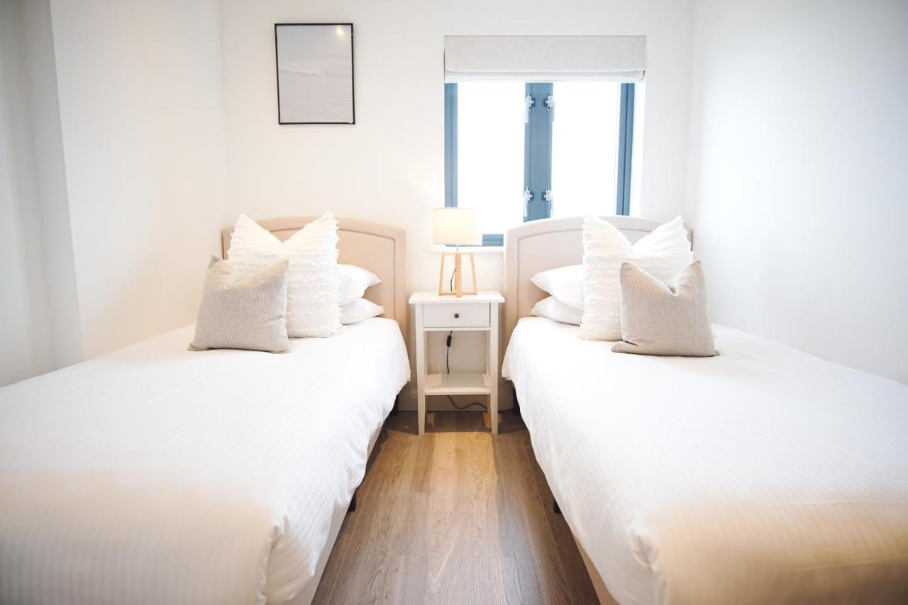 Stunning Two Bed Sea View With Pool & Gym *